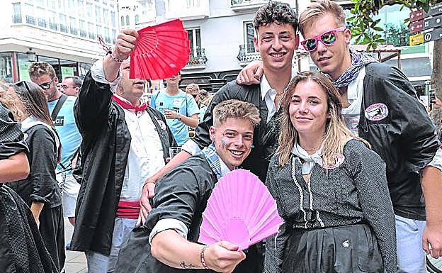 Julen Trujillo, Javier Soto, Josu Fernández y Ane Miren Echeverría abanican la fiesta. 