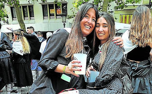 Ainhoa Gutiérrez y Blanca Gully, bailan al son de la txaranga en Celedones de Oro. 