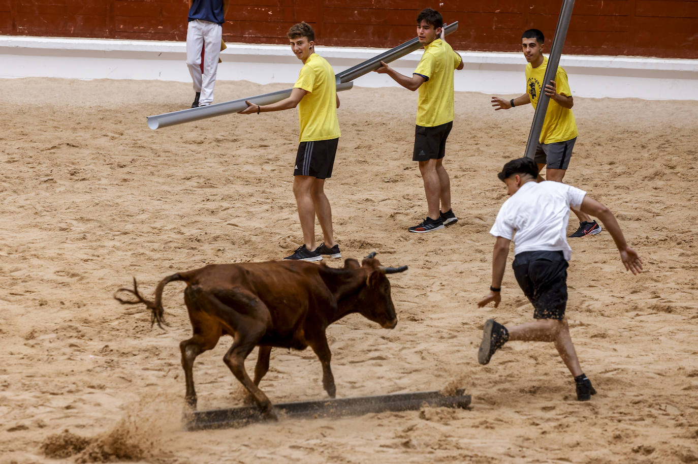 Fotos: Miles de vitorianos disfrutan con el &#039;grand prix&#039; y vaquillas del Iradier