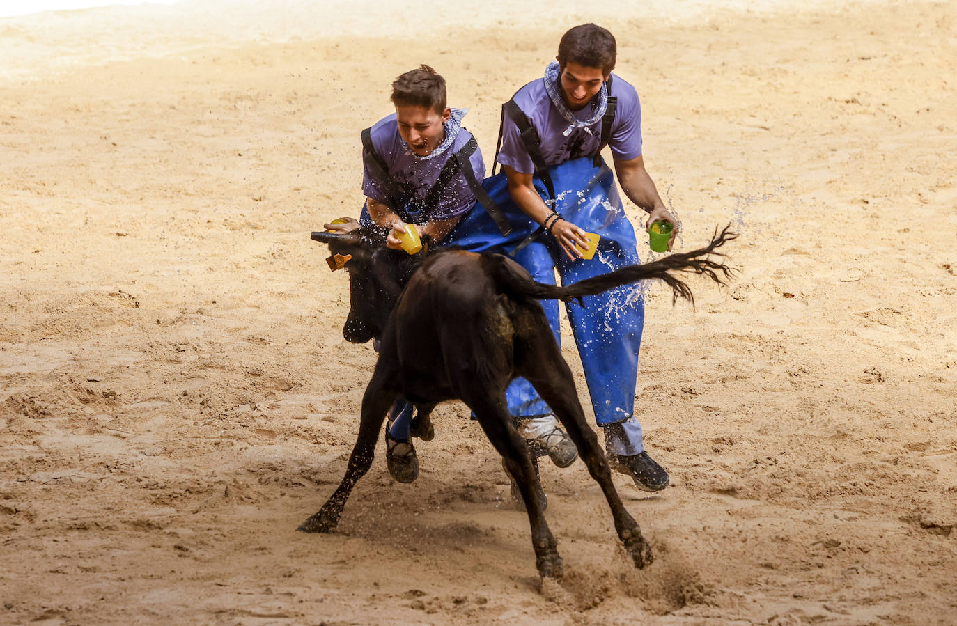 Fotos: Miles de vitorianos disfrutan con el &#039;grand prix&#039; y vaquillas del Iradier