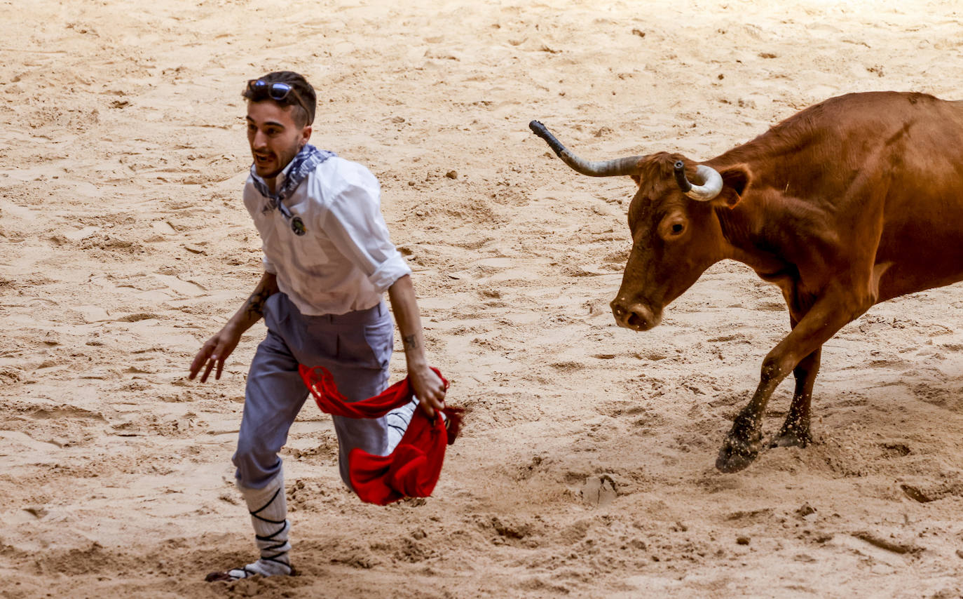 Fotos: Miles de vitorianos disfrutan con el &#039;grand prix&#039; y vaquillas del Iradier