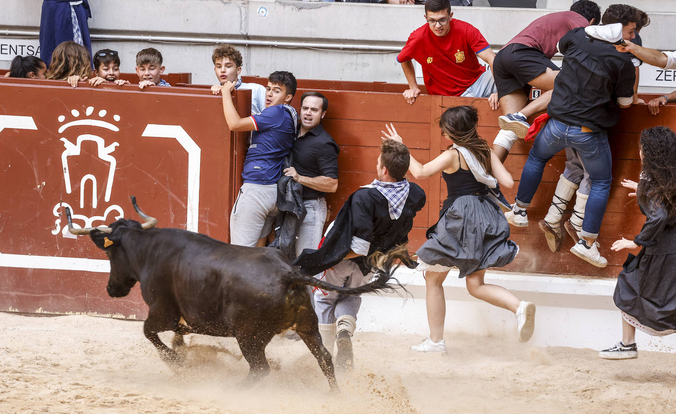 Fotos: Miles de vitorianos disfrutan con el &#039;grand prix&#039; y vaquillas del Iradier