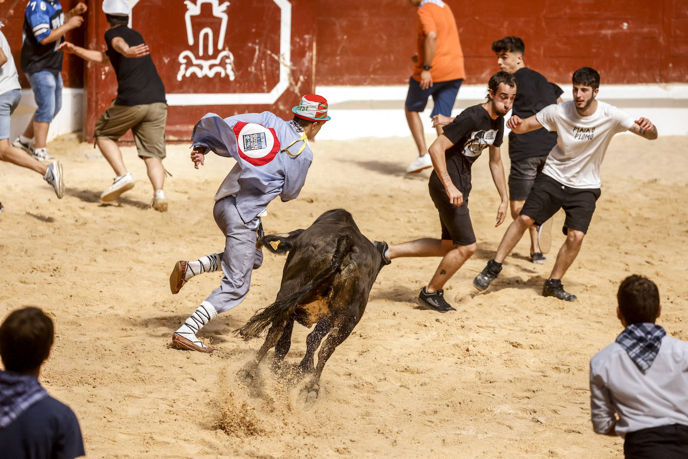 Fotos: Miles de vitorianos disfrutan con el &#039;grand prix&#039; y vaquillas del Iradier