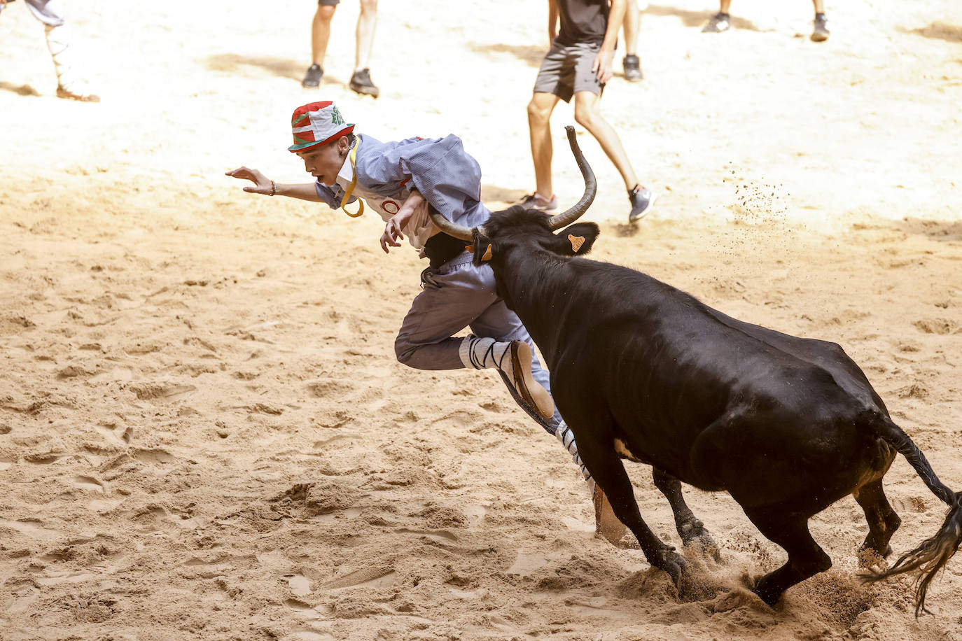 Fotos: Miles de vitorianos disfrutan con el &#039;grand prix&#039; y vaquillas del Iradier