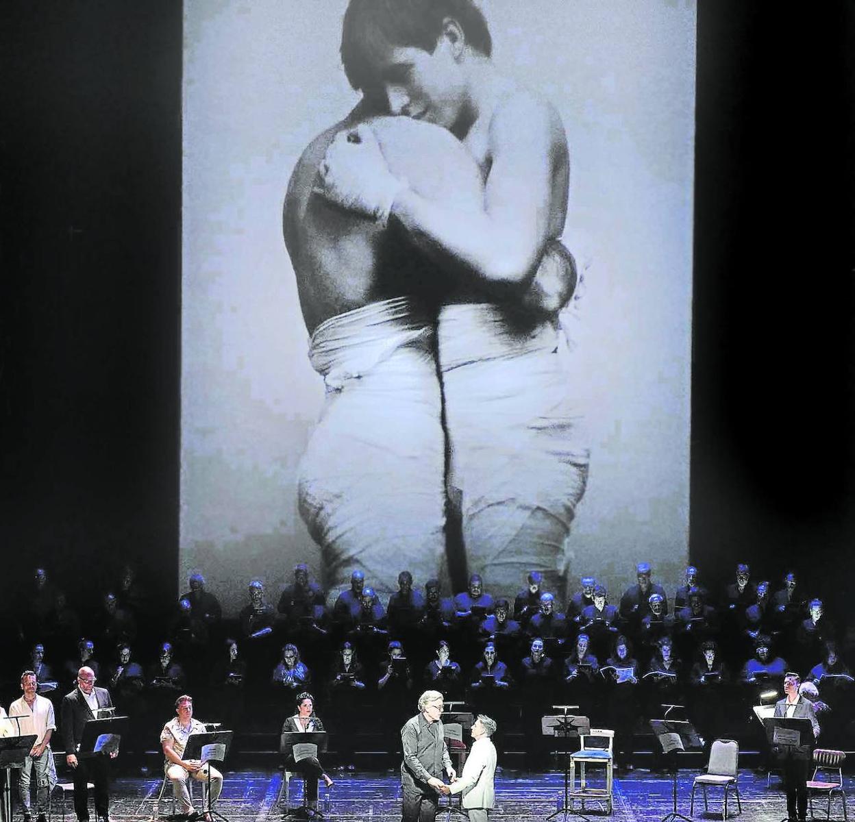 'Hadrian'. Thomas Hampson y Santiago Ballerini, el pasado 27 de julio en el centro del escenario del Teatro Real con una foto de Robert Mapplethorpe al fondo.