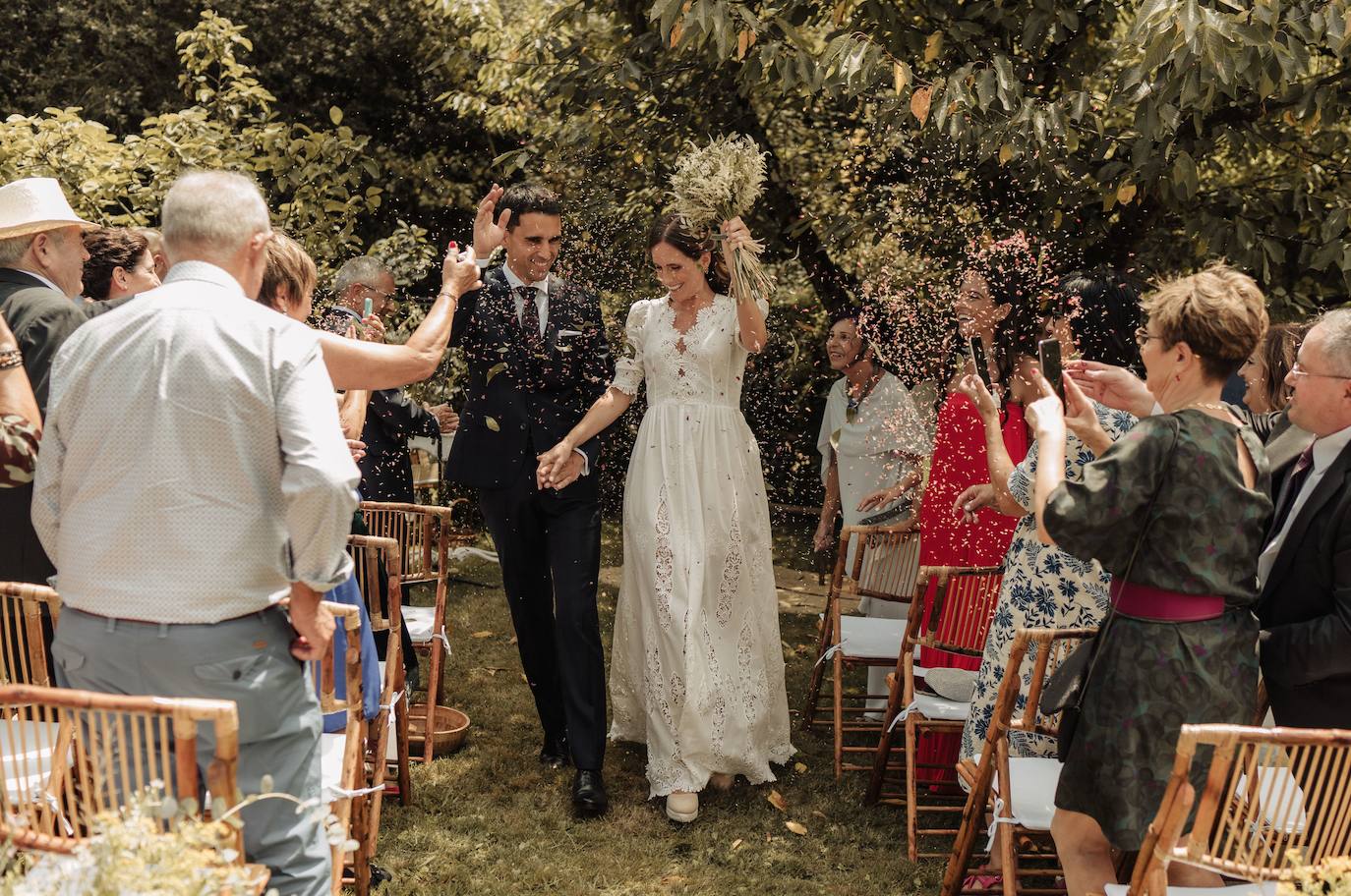 Fotos: Xandra, la novia sencilla con alpargatas y su boda en su casa de Llodio