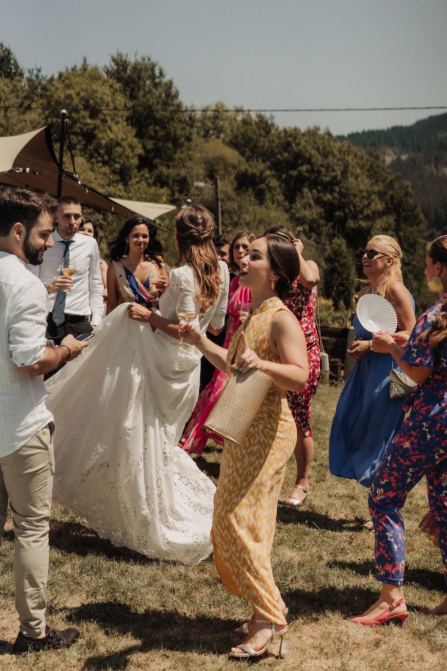 Fotos: Xandra, la novia sencilla con alpargatas y su boda en su casa de Llodio