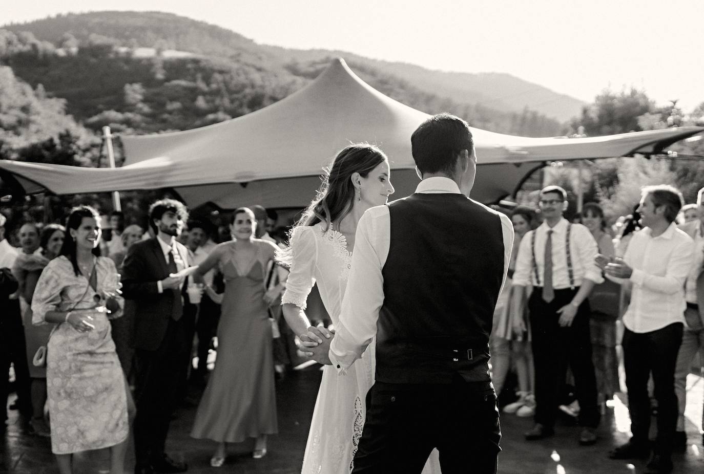 Fotos: Xandra, la novia sencilla con alpargatas y su boda en su casa de Llodio