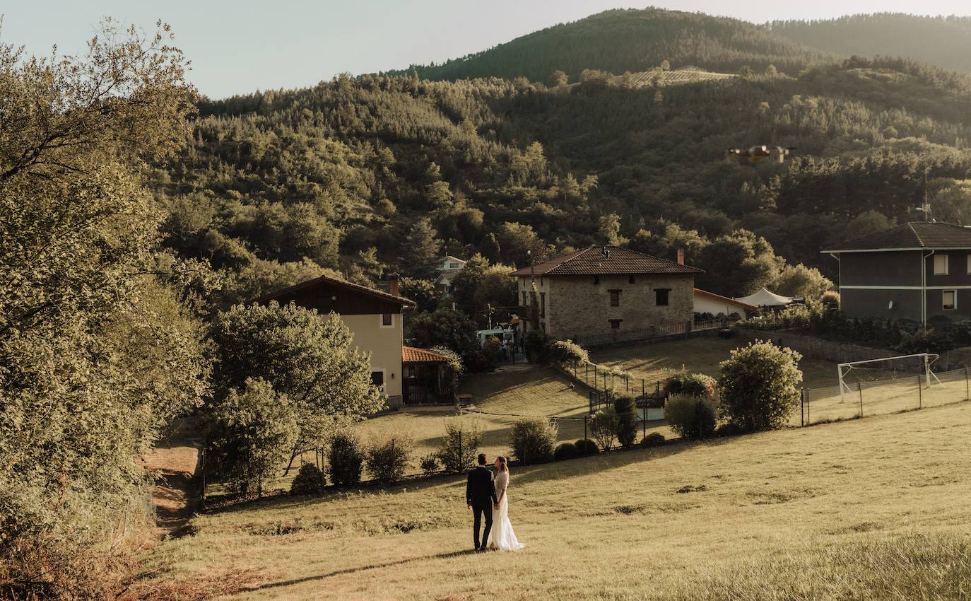 Fotos: Xandra, la novia sencilla con alpargatas y su boda en su casa de Llodio