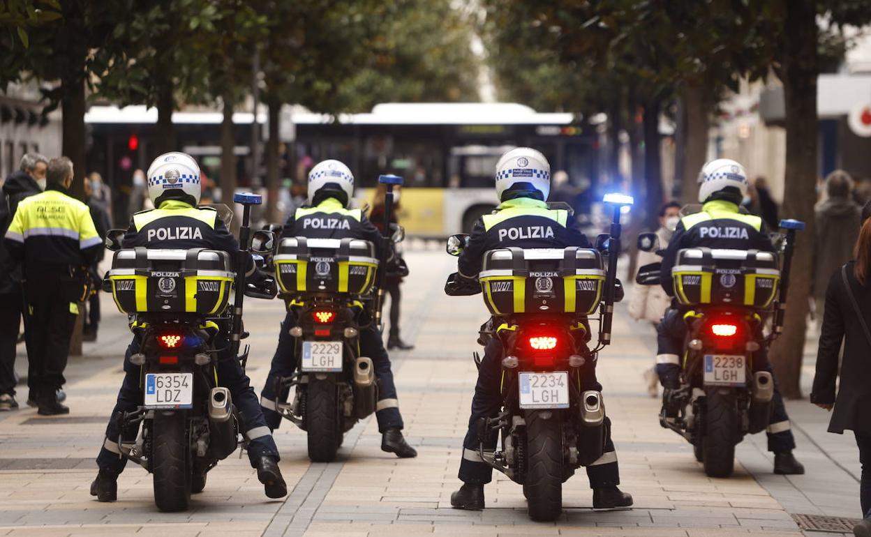 Varios agentes motorizados de la Policía Local patrullan por el centro de Vitoria.