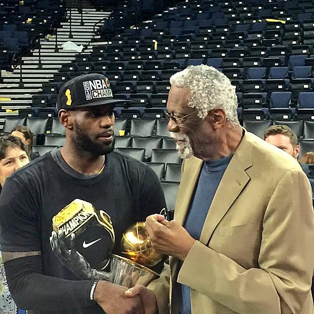 Bill Russell eta LeBron James hizketan.