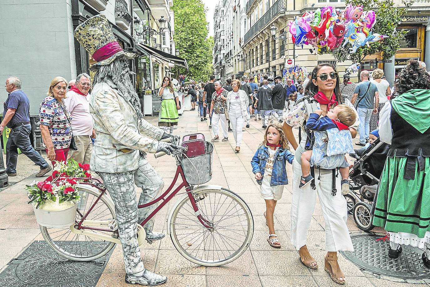 'Calle del arte' es el cartel que cuelga de la bici del venezolano Reinaldo Chirinos, en el papel de viajero del tiempo, un mimo serio al principio pero divertido después.