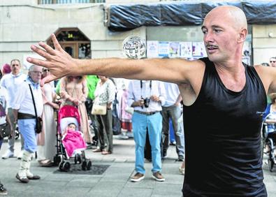 Imagen secundaria 1 - Espectáculos con la maleta a cuestas