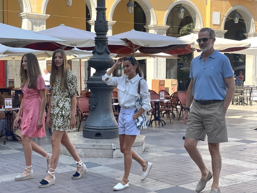 Fotos: El inesperado look de Letizia con &#039;shorts&#039; y alpargatas planas