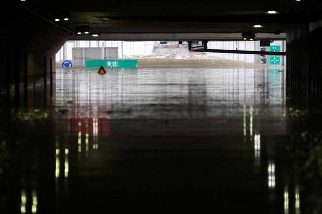 Un túnel colapsado por la crecida del río Han en Seúl.