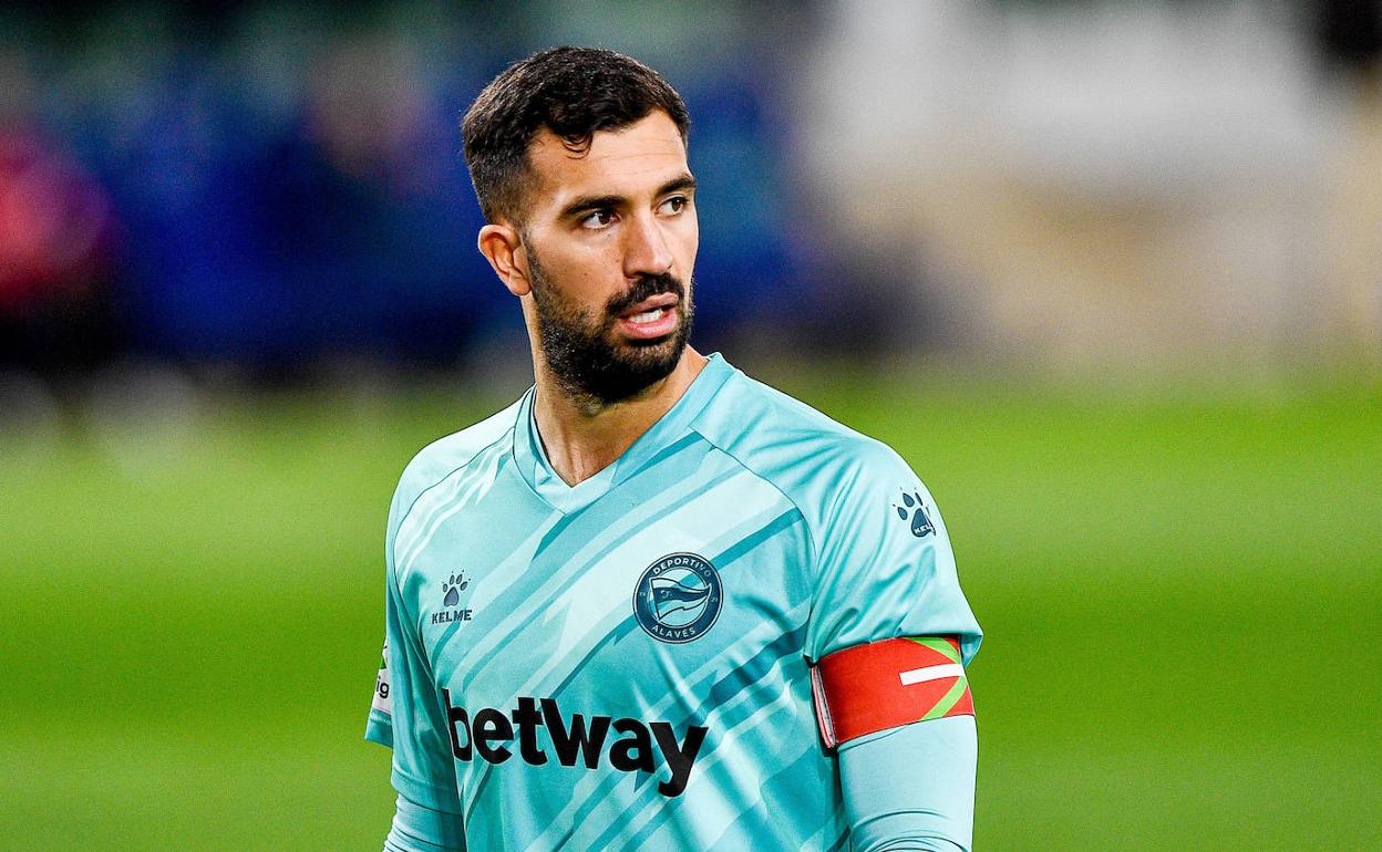 Pacheco, en un encuentro con el brazalete albiazul. 