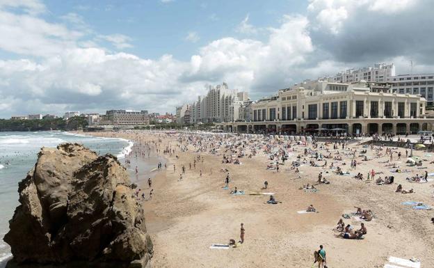 El edifico Art Déco del casino domina la playa.