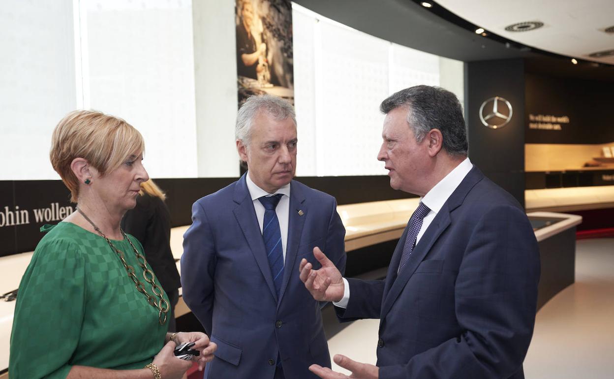 La consejera Tapia y el lehendakari Urkullu atienden las explicaciones de Titos, director de Mercedes Benz en Vitoria.