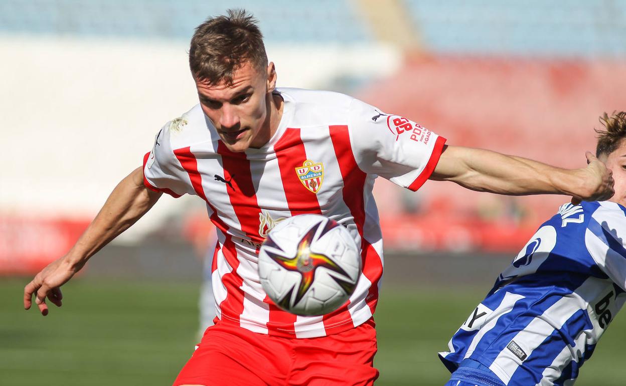 Maras se impone a Borja Sainz en el Almería-Alavés de Copa de hace dos temporadas. 