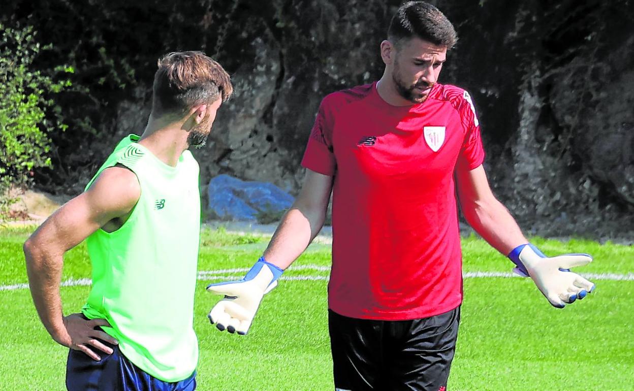 El portero internacional Unai Simón da explicaciones a su compañero Yeray, ayer en Lezama. 