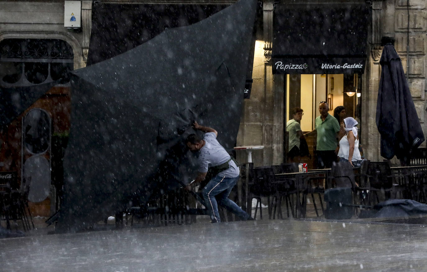 Fotos: Un fuerte aguacero sorprende a Vitoria