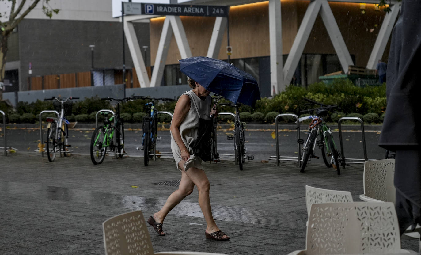 Fotos: Un fuerte aguacero sorprende a Vitoria