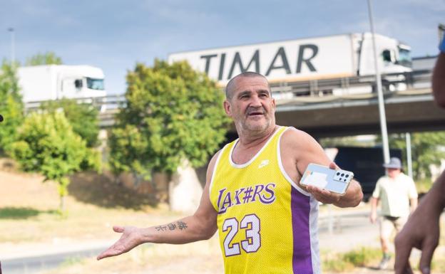 Ángel Pérez lleva material de construcción a Tarbes.