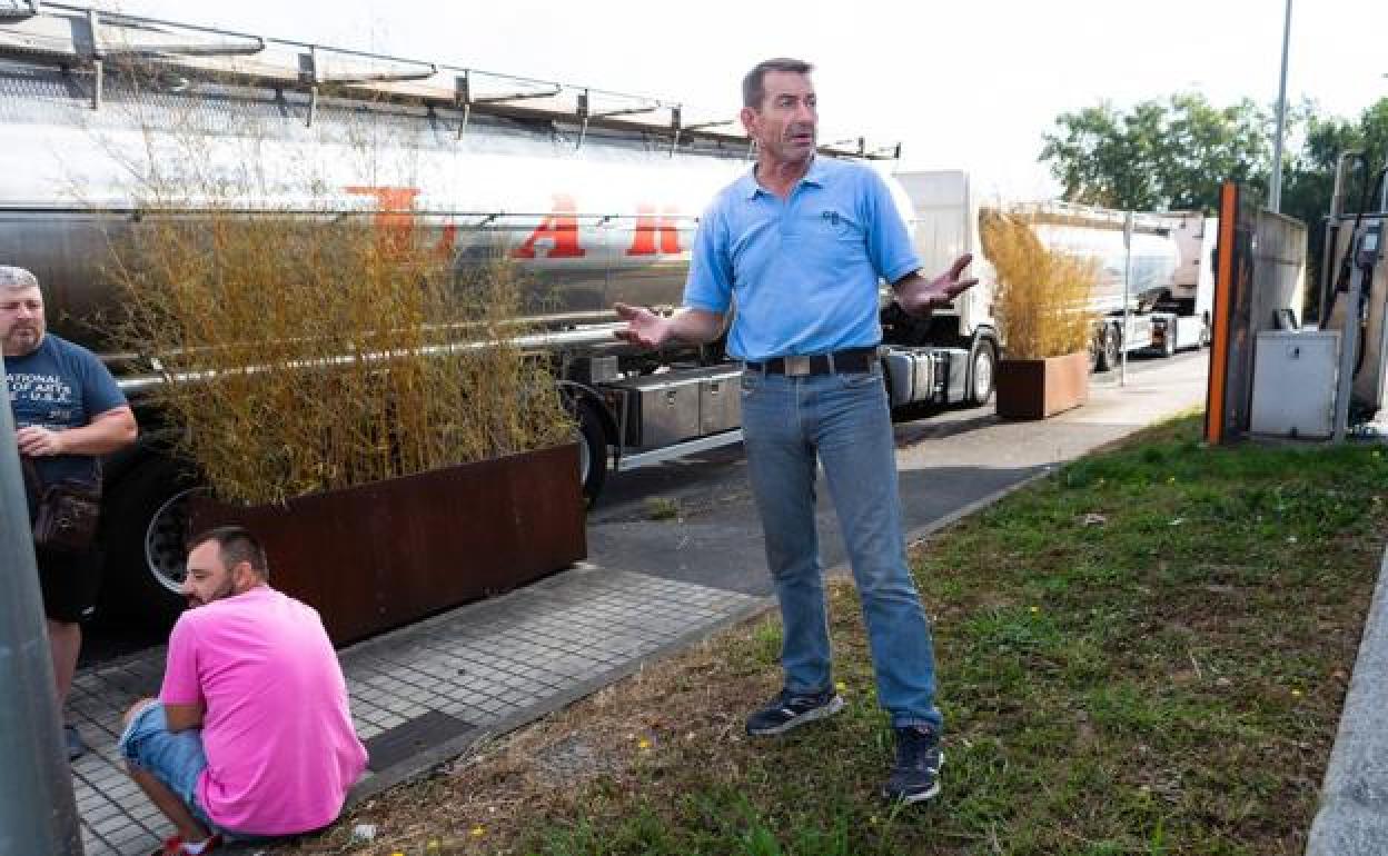 José Borja, transportista de Madrid que conduce un tráiler portacoches con destino Tarnos. 