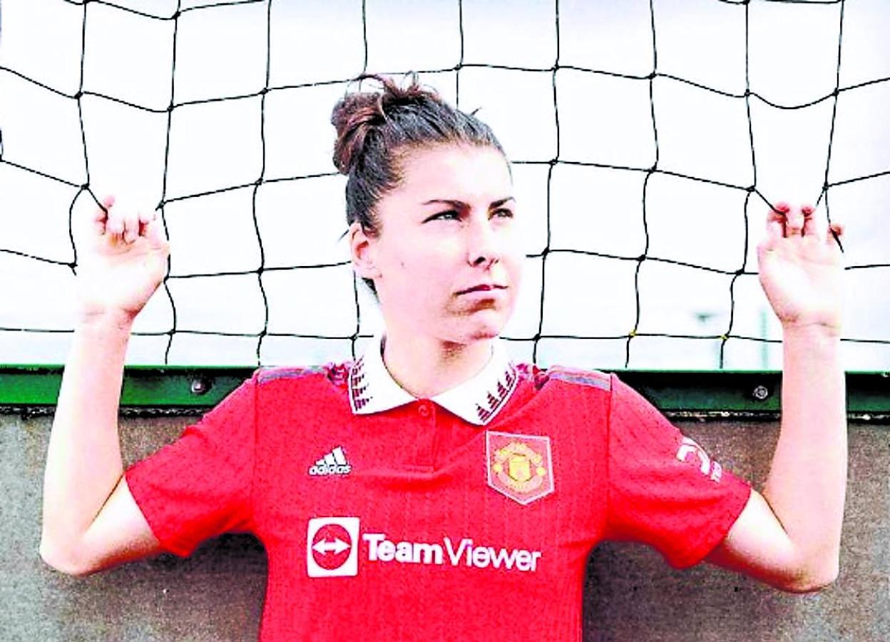 Lucía García posando con su nueva camiseta, tras estampar su firma con el conjunto inglés. 