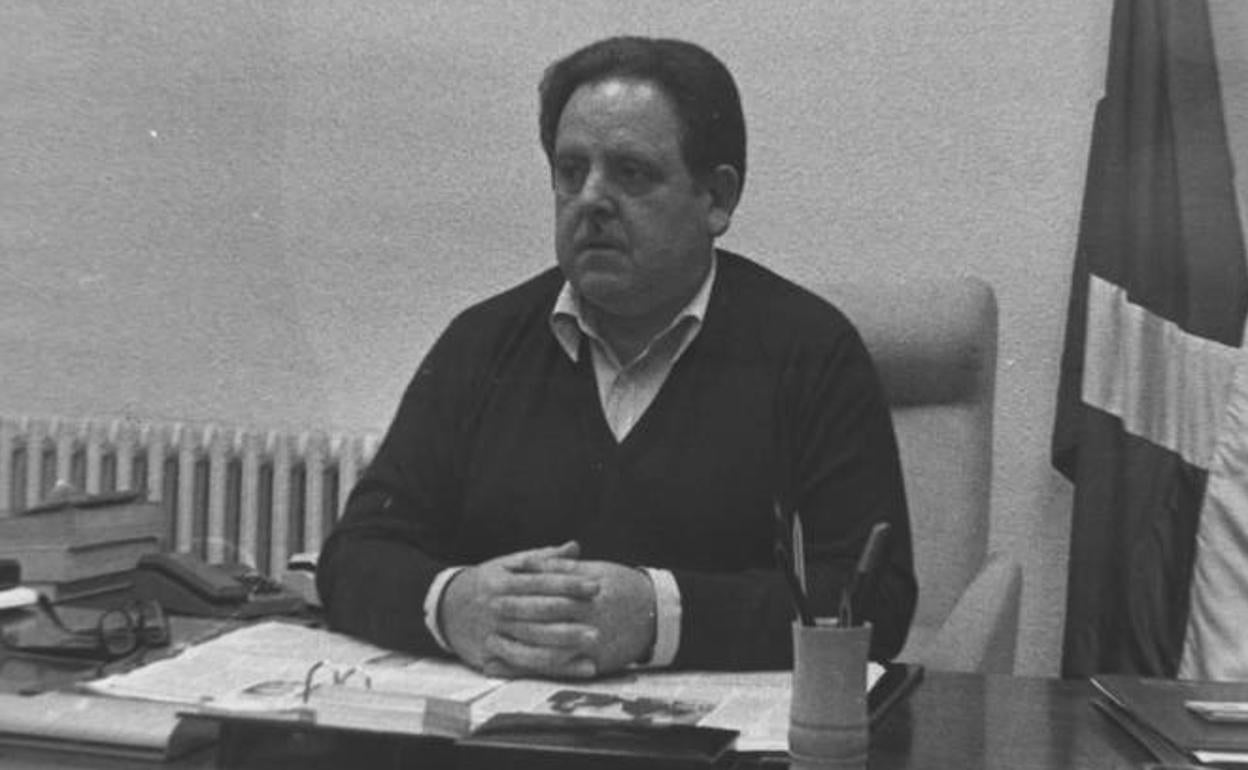 Juan Luis Zuzaeta, exalcalde de Gernika, en su despacho en 1987. 