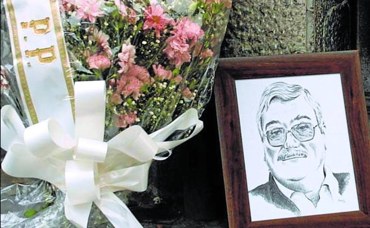 Un retrato de Pedrosa junto a un ramo en su recuerdo.