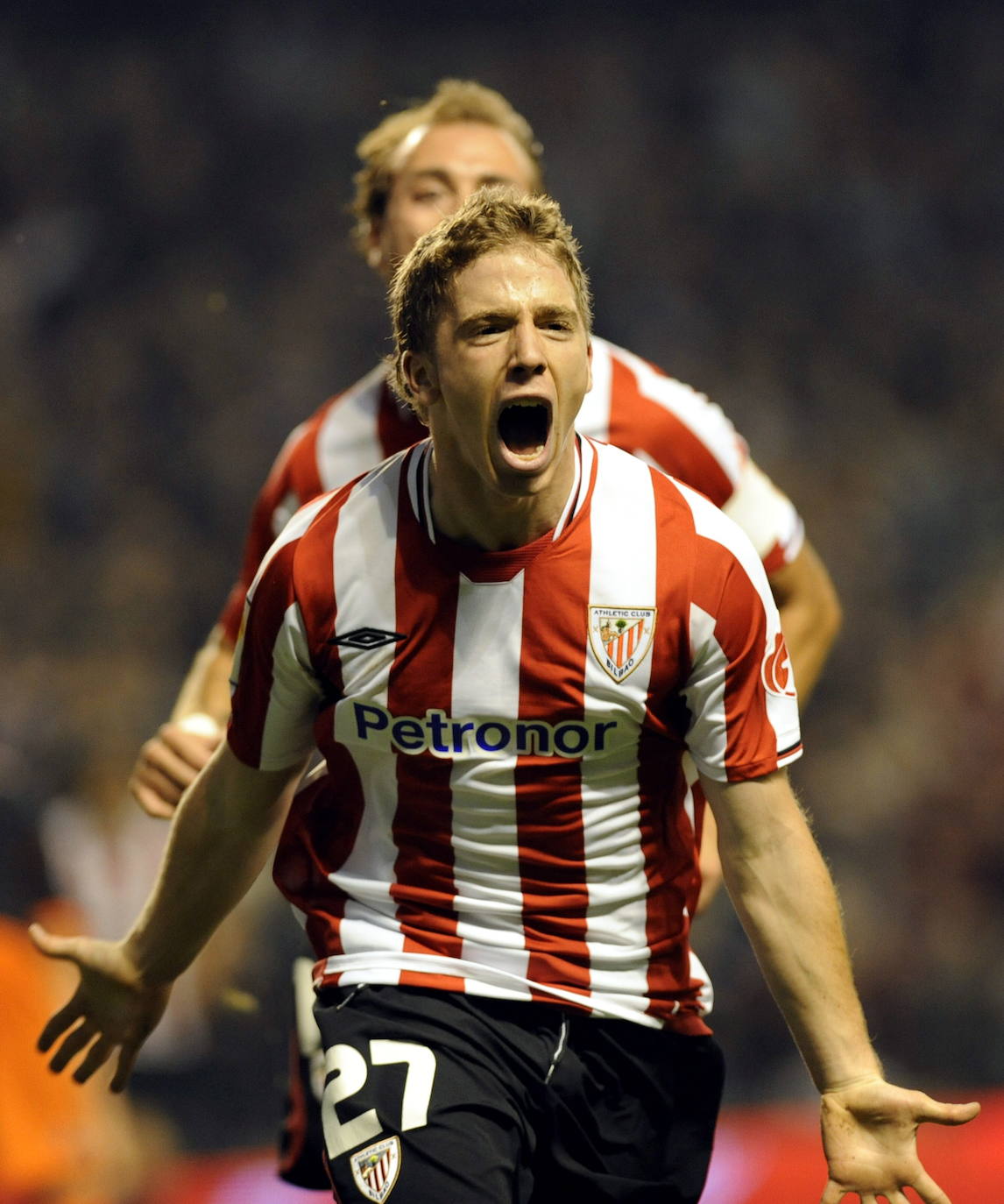 En diciembre de 2009 ya es un jugador importante en el club rojiblanco. Y sigue viendo puerta con goles de muy bella factura, como este que celebra ante el Valencia.