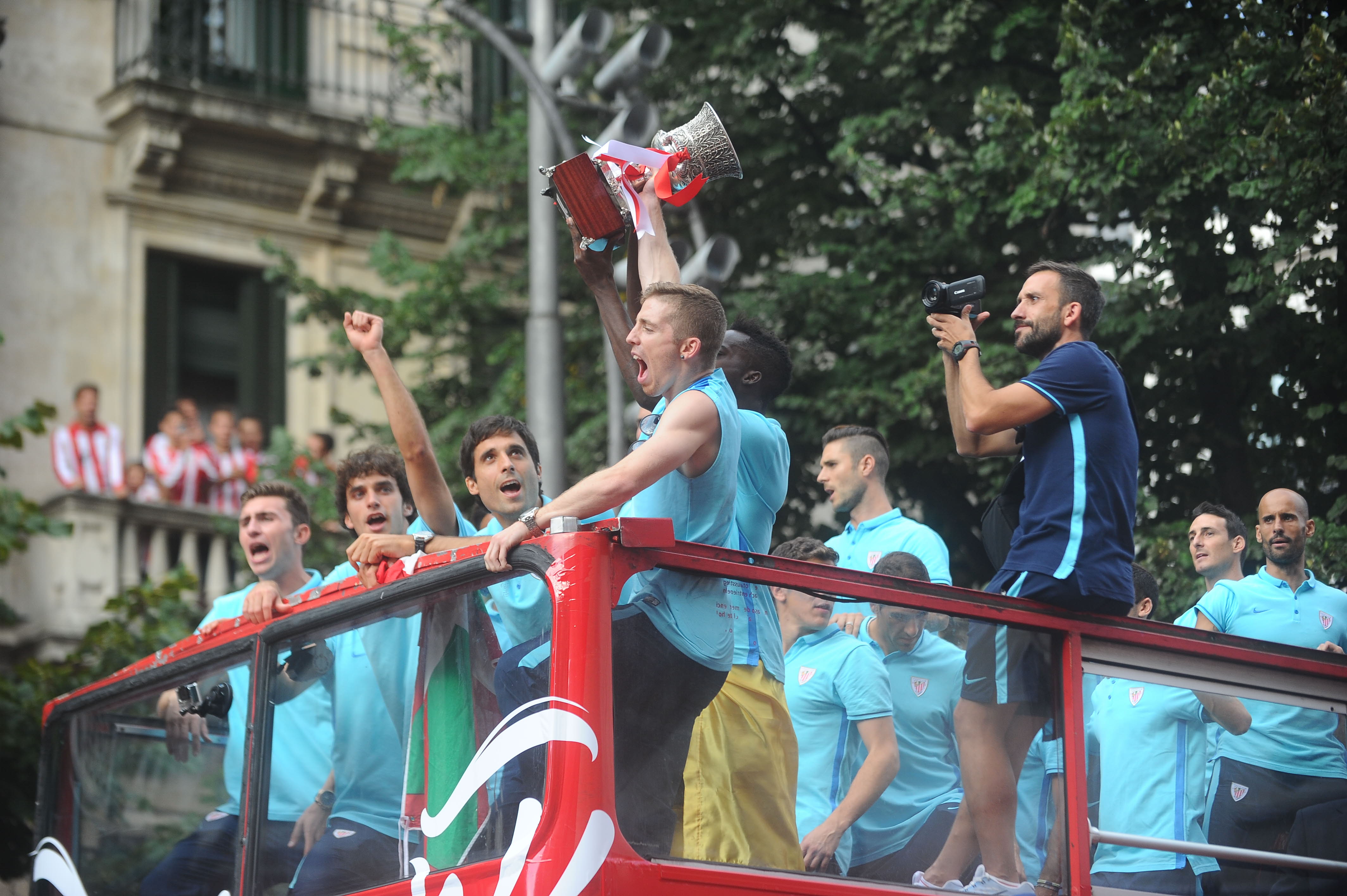 La lesión -que le aparta de los campos durante 260 días- le impide disputar el partido, pero no disfrutar del trofeo de la Suoercopa.