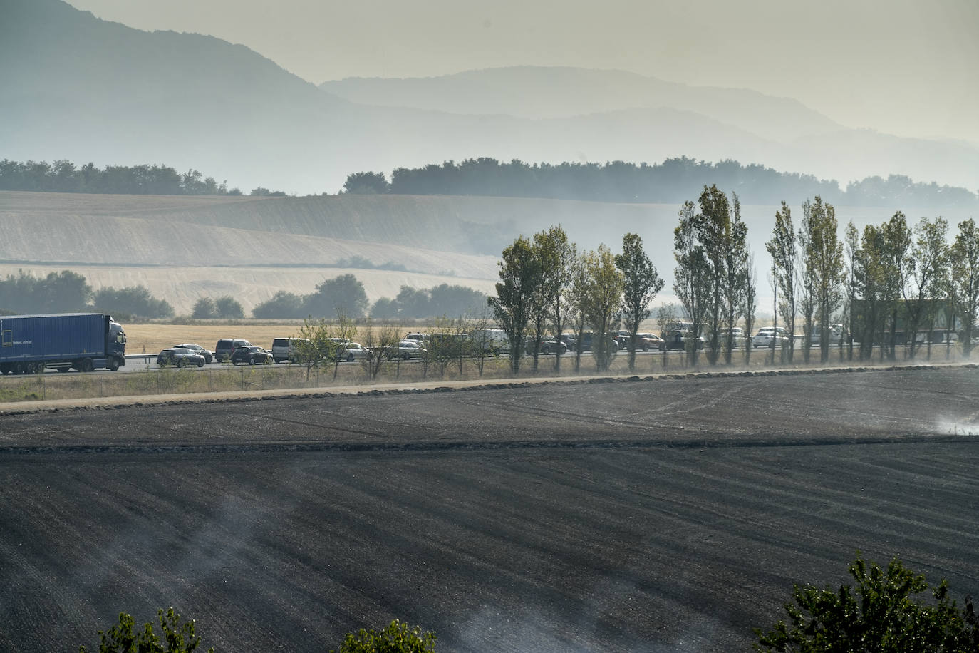 Fotos: Un incendio obliga a cortar la A-1 en Agurain