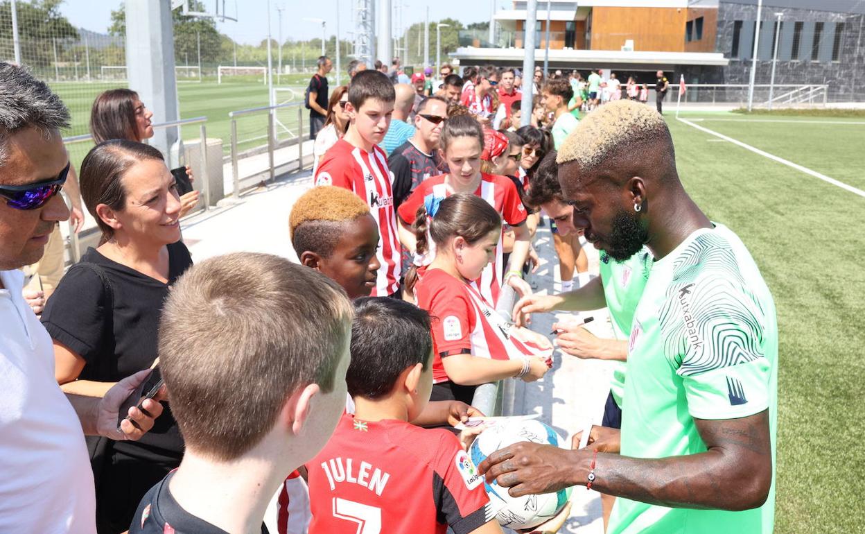 Iñaki Williams reparte firmas en Lezama.