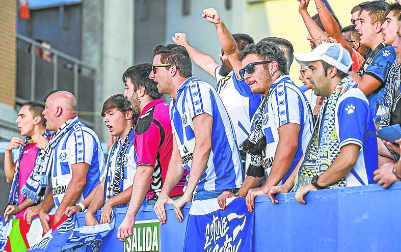 El Alavés estuvo arropado por decenas de seguidores en Butarque.