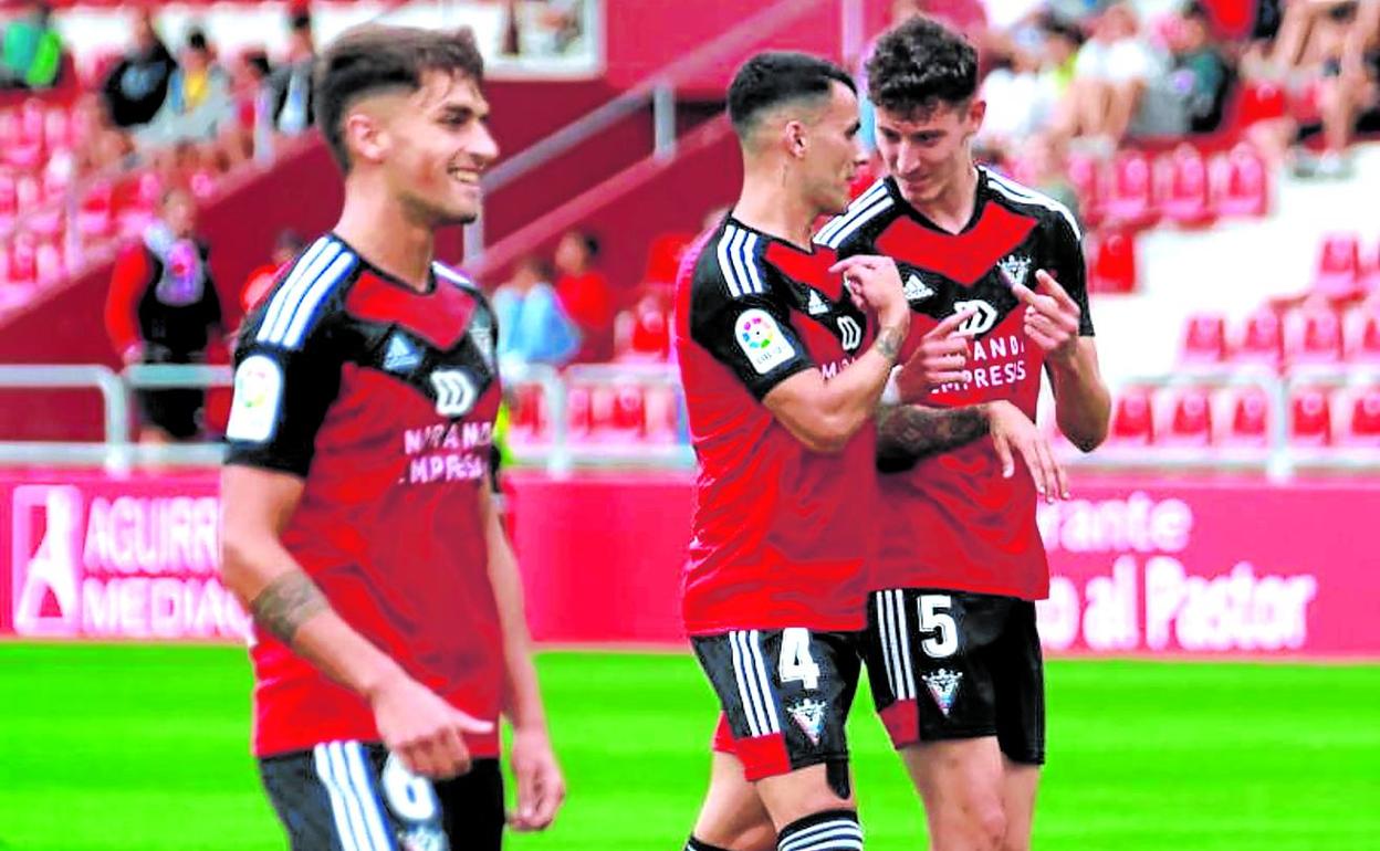 Beñat Prados, Álex Martín y Michelis son tres caras nuevas que hoy debutarán en competición oficial con el conjunto mirandesista. 