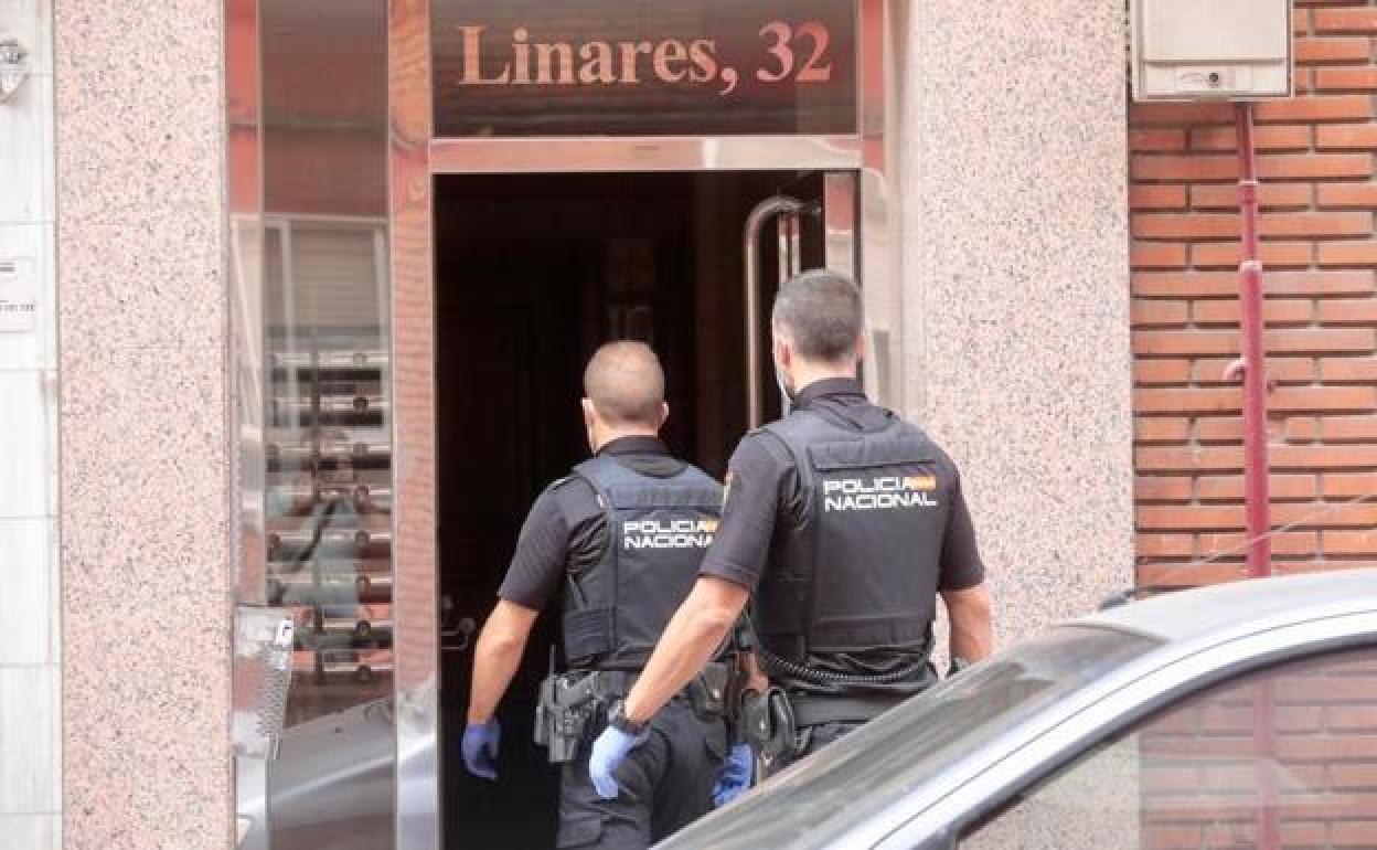 La Policía Nacional entre en la vivienda de la calle Linares. 