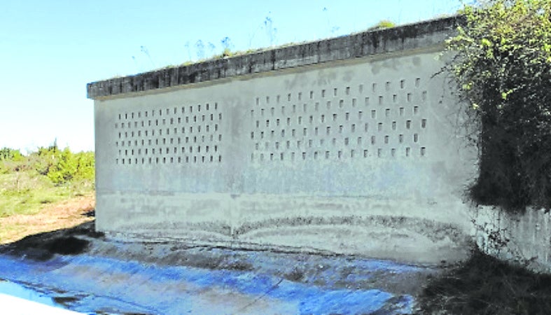 Talud artificial de hormigón instalado en Mendíjur.