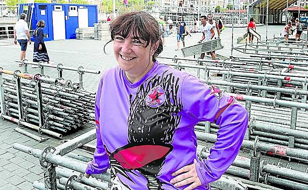 Uribarri. Nerea Matute forma parte de la comparsa Kaixo desde hace años. 