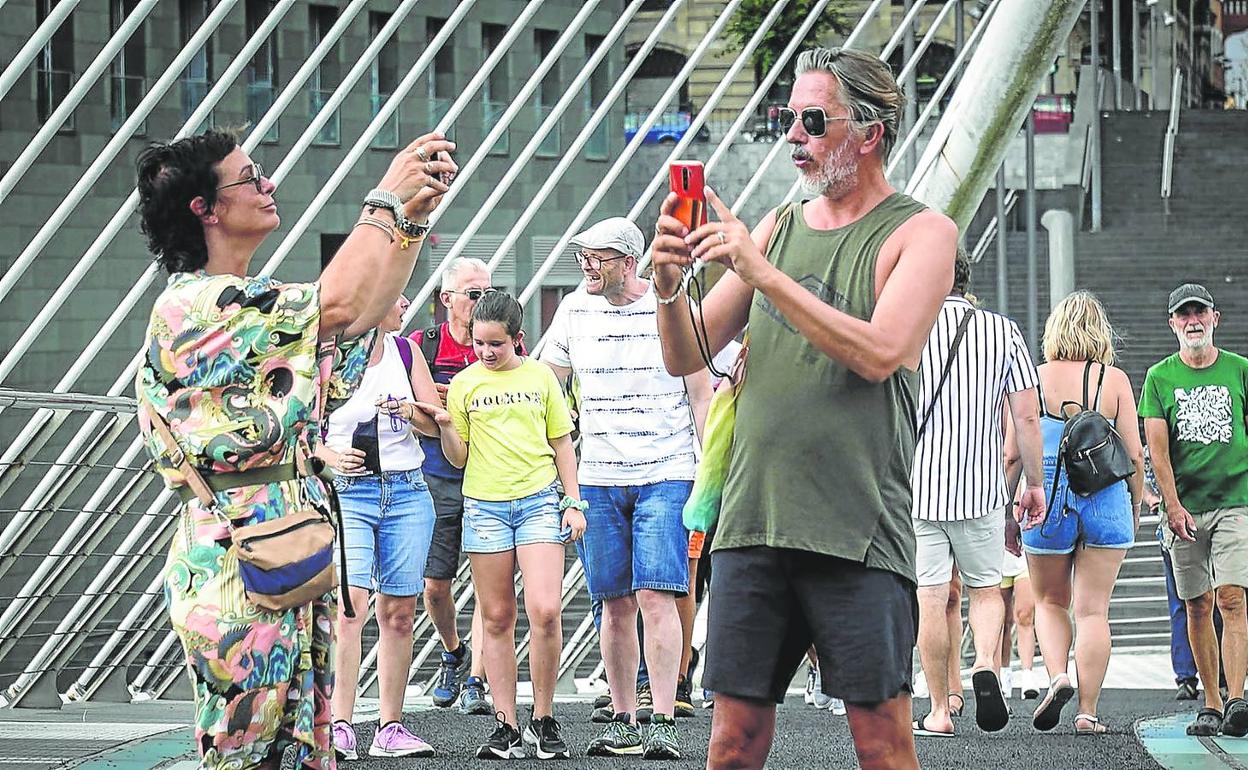 A tope. Los turistas han tomado Abandoibarra, las inmediaciones de la catedral de Santiago y el entorno del Museo Guggenheim. 