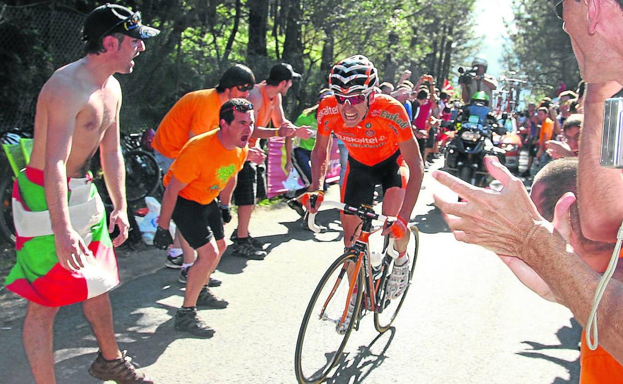 Igor Antón, durante la ascensión al Vivero en la etapa que el ciclista del Euskaltel-Euskadi ganó en Bilbao durante la Vuelta 2011. 