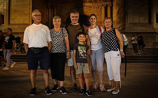 Muchas familias procesionan juntas para ver a la Amatxu. 