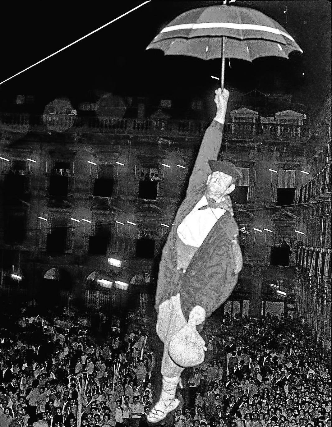 El último ascenso de Celedón desde la plaza de España en 1970