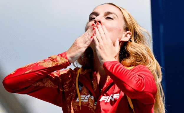 Miguel Ángel López cruza la línea de meta con la bandera de España. 