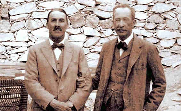 Carter (i) junto a Lord Carnarvon, que hizo posible la excavación de la tumba en el Valle de los Reyes. 