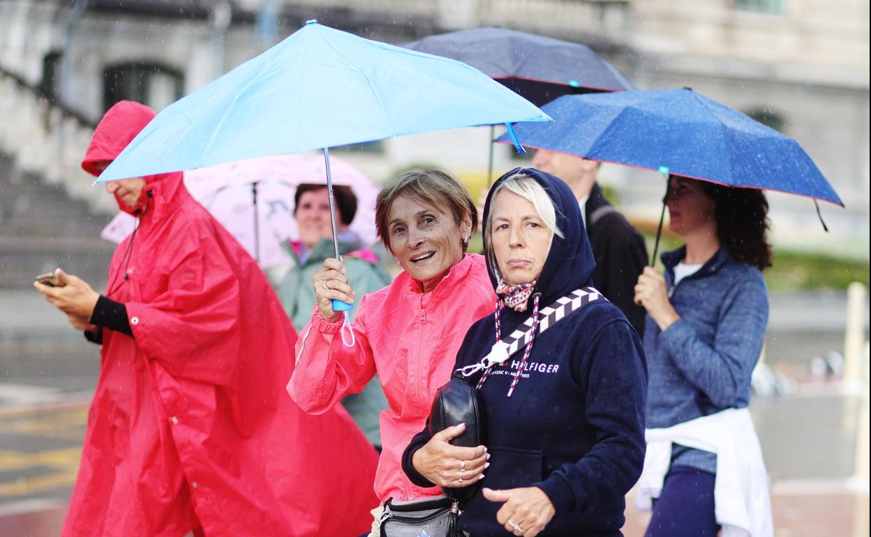 Los paraguas se dejan ver este miércoles en las calles bilbaínas. 
