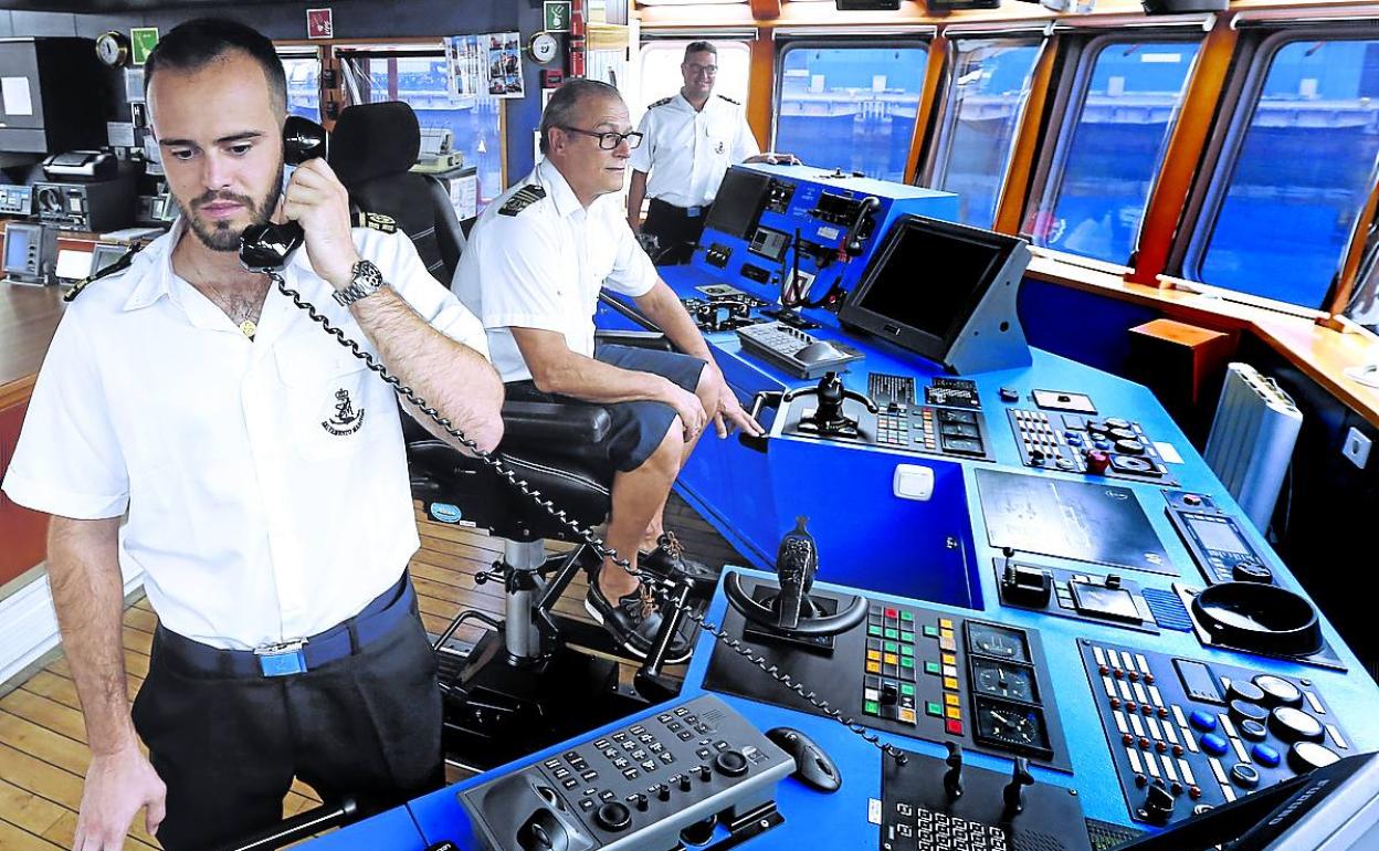 Puente de mando del remolcador María de Maeztu, en el Puerto de Bilbao. 