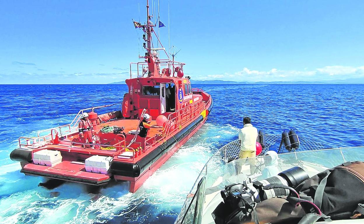 El Salvamar de intervención rápida que tiene base en el Puerto de Bilbao inicia la maniobra para remolcar a una embarcación a la que le fallaron los motores hace dos semanas. 