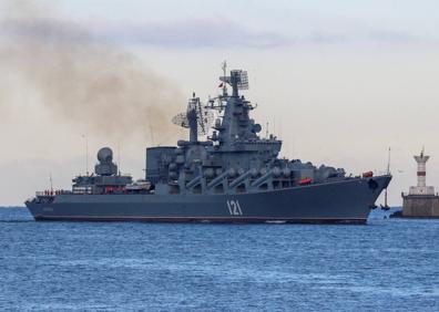Imagen secundaria 1 - Imagen aérea de la base aérea atacada el 9 de agosto. El buque insignia Moscú y la isla de la Serpiente.